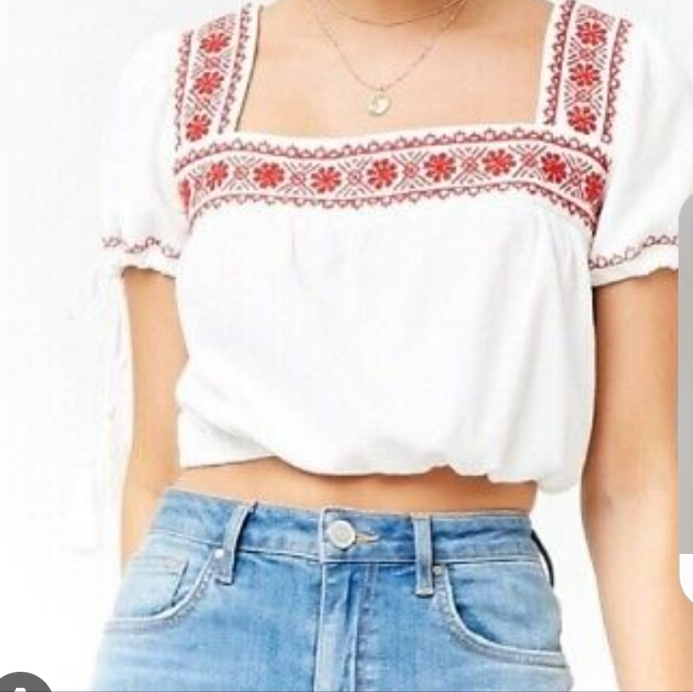 Crop embroidered top with puff sleeves sz L